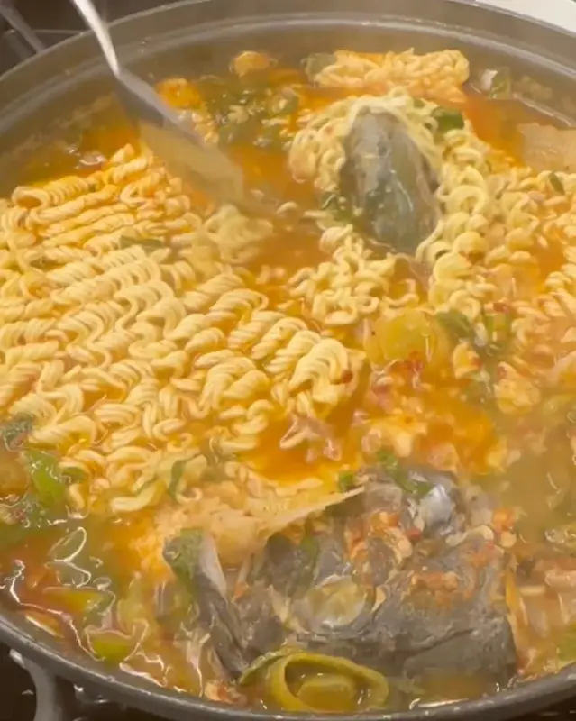 라면사리가 추가된 매운탕