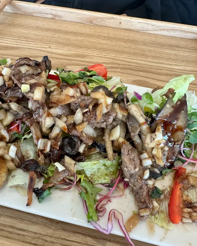AIRPORT327의 스테이크 샐러드