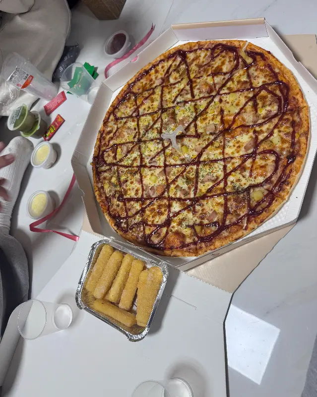 푸짐한 토핑의 피자