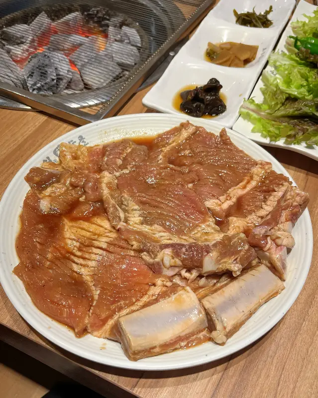 윤기가 좌르르 흐르는 돼지갈비