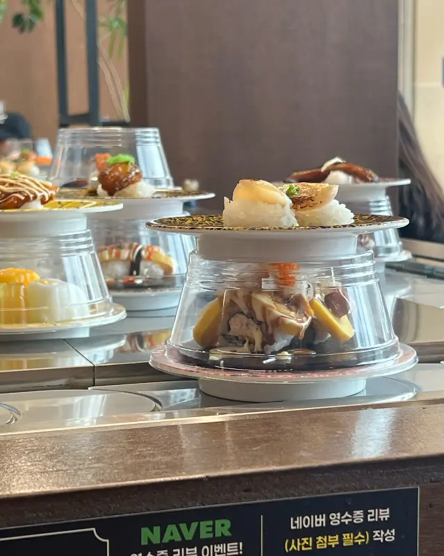 회전 레일 위 초밥들의 모습