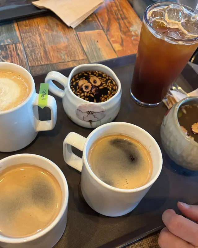 다양한 음료가 놓인 쟁반 사진