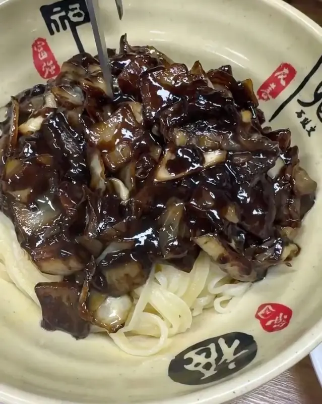 윤기가 흐르는 간짜장