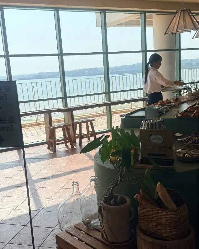 서귀피넛의 단면. 겉은 바삭하고 속은 촉촉하며, 고소한 땅콩 크림이 가득 들어있다.