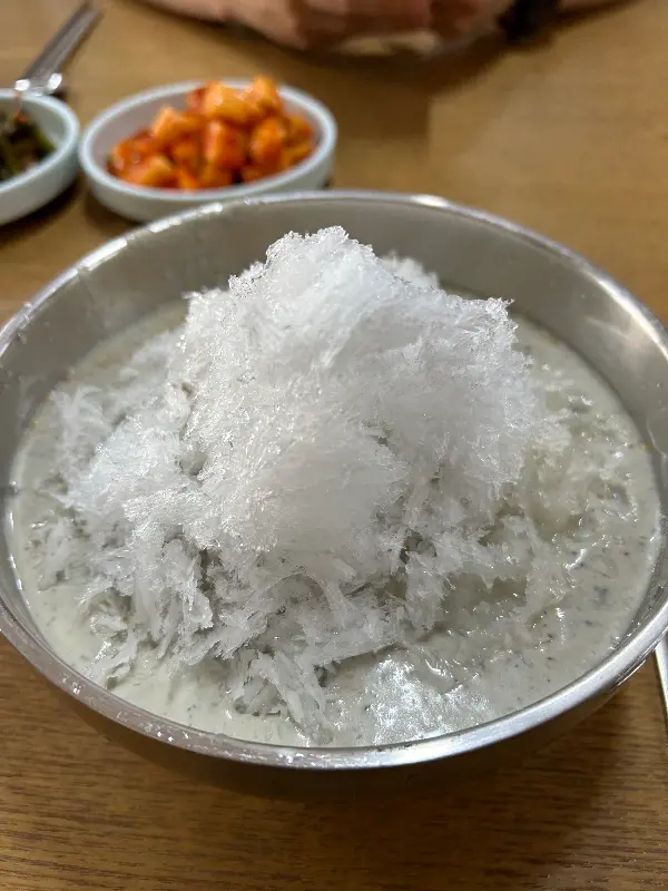 소복하게 얼음이 쌓인 검은 콩국수