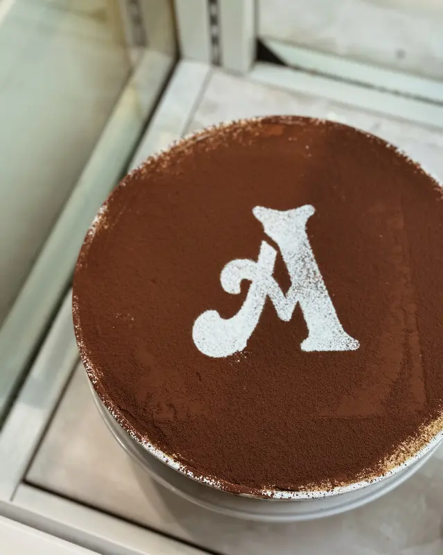 애슐리 로고가 새겨진 티라미수