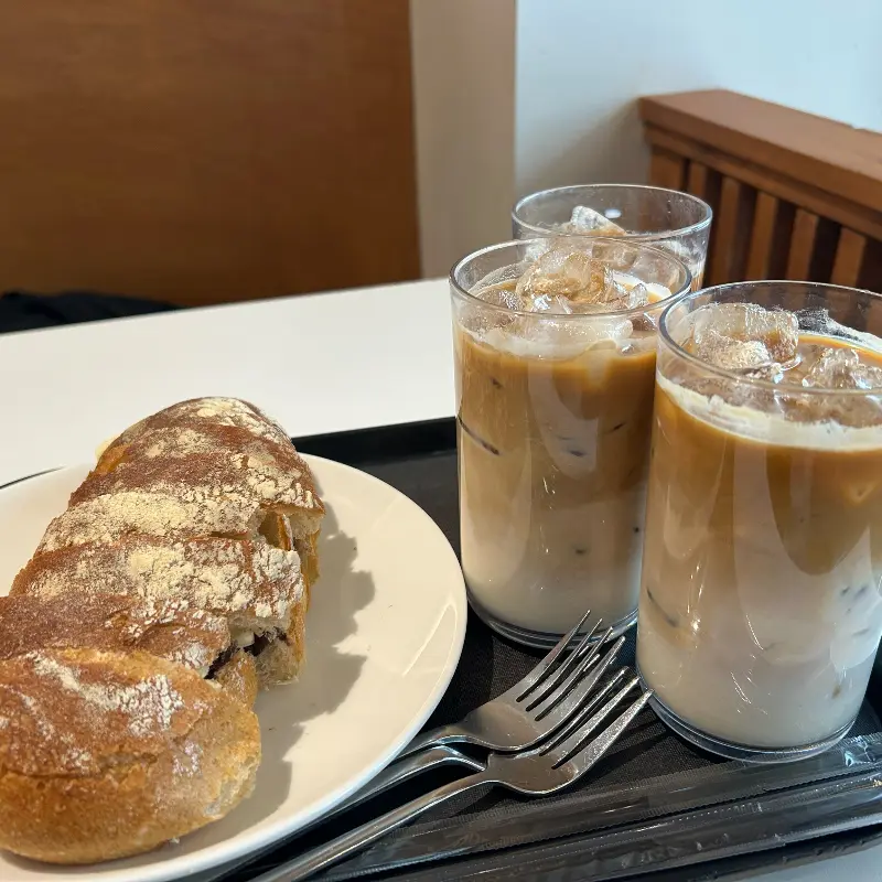 아이스 라떼와 빵