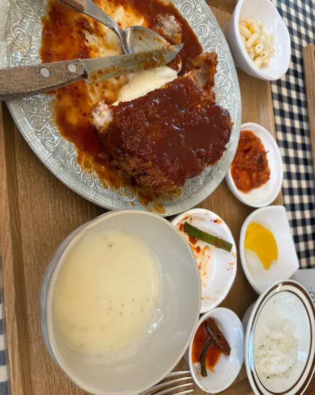 돈까스 한 상 차림