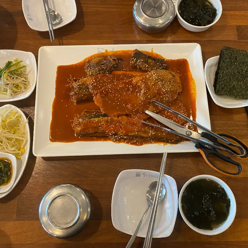 한 상 가득 차려진 코다리 시래기조림