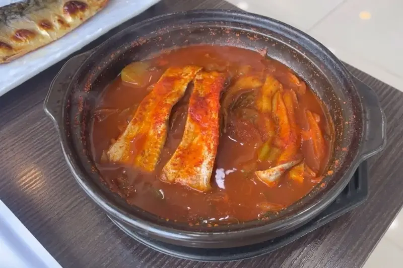 갈치조림과 고등어구이가 함께 나오는 푸짐한 한 상