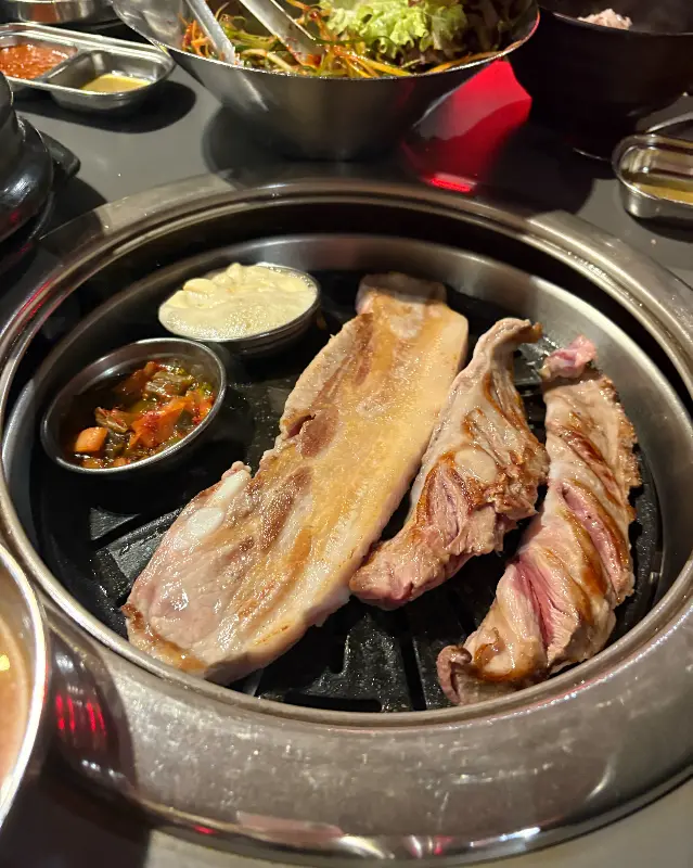 월화고기의 다채로운 밑반찬