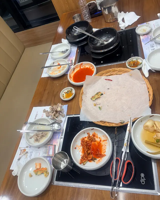 깔끔하게 비워진 테이블