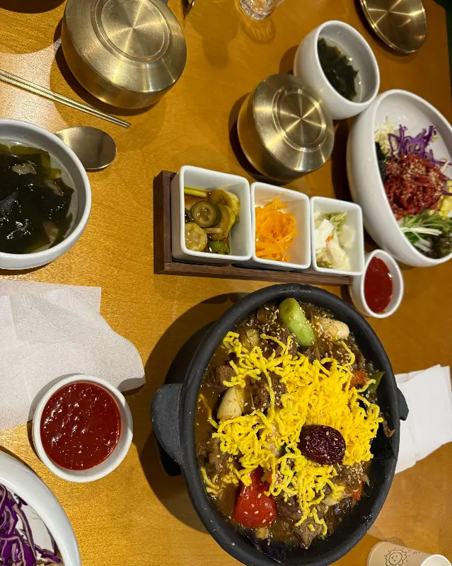 한상 가득 차려진 음식들