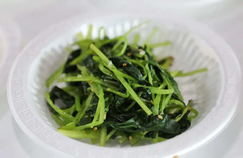 신선한 시금치 나물