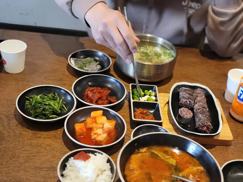 정갈하게 차려진 온정가의 청곰탕 한 상 차림