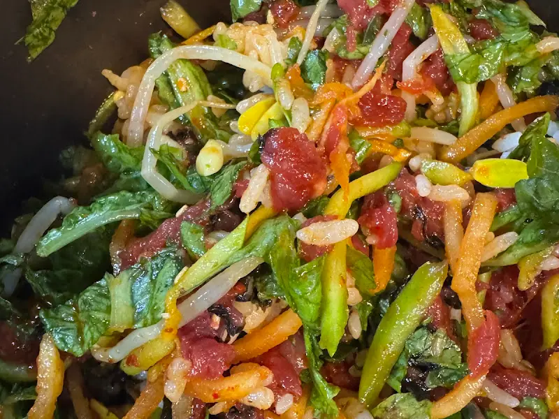 싱싱한 채소와 육회가 듬뿍 들어간 육회비빔밥