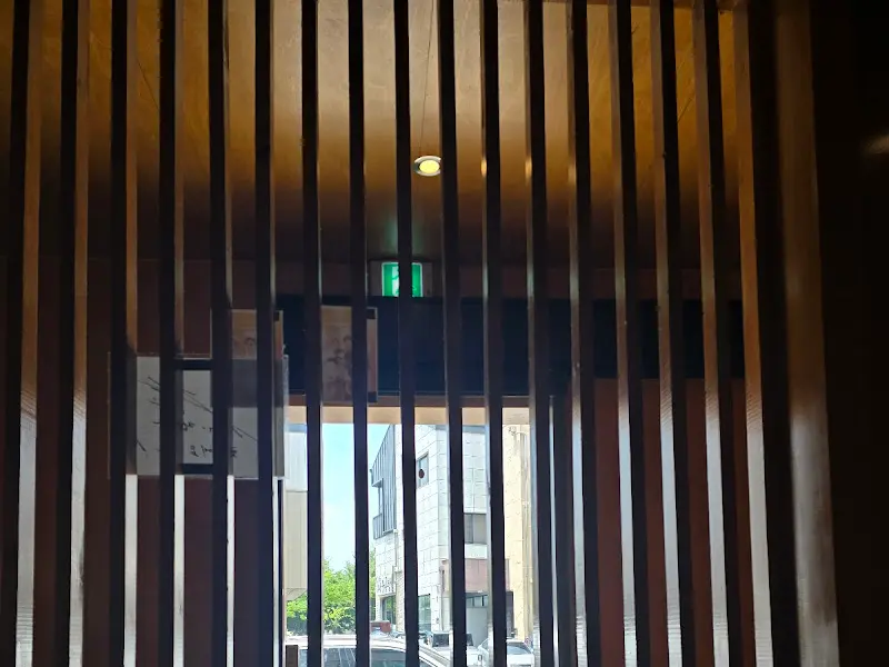 정동의 격자무늬 창문