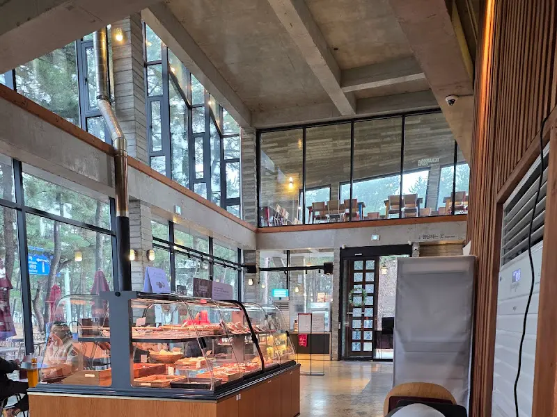 테라로사 사천점 1층 내부 모습, 빵과 커피를 판매하는 공간