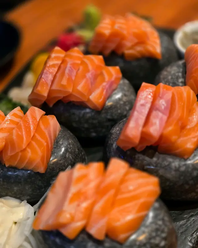 두툼한 연어 사시미