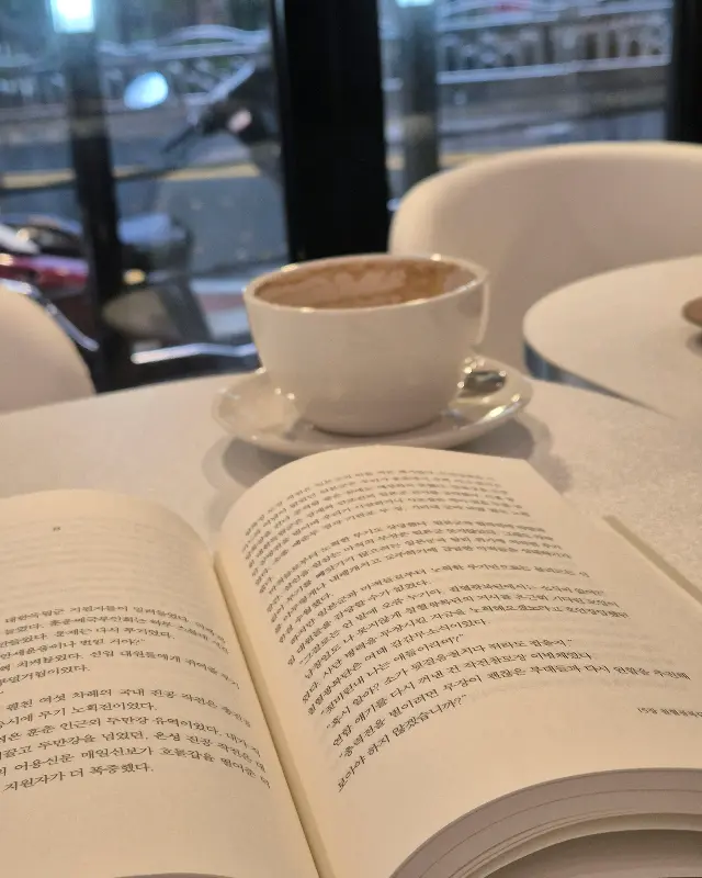 테이블 위에 놓인 커피와 책