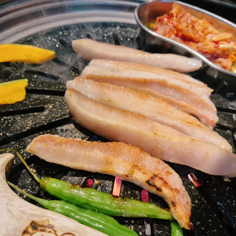 불판 위에서 맛있게 구워지고 있는 고기