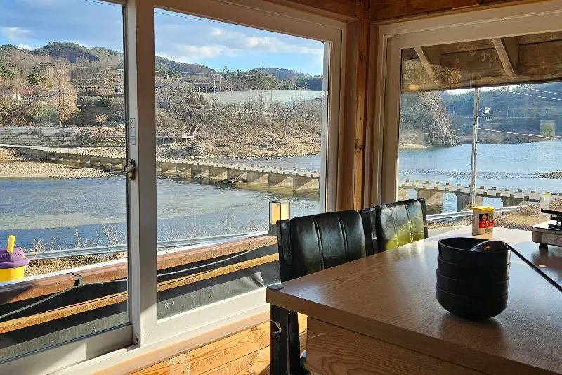 창밖으로 금강이 보이는 식당 내부