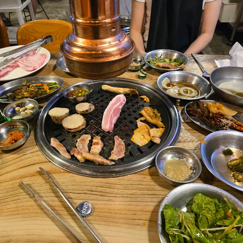 테이블 가득 차려진 음식