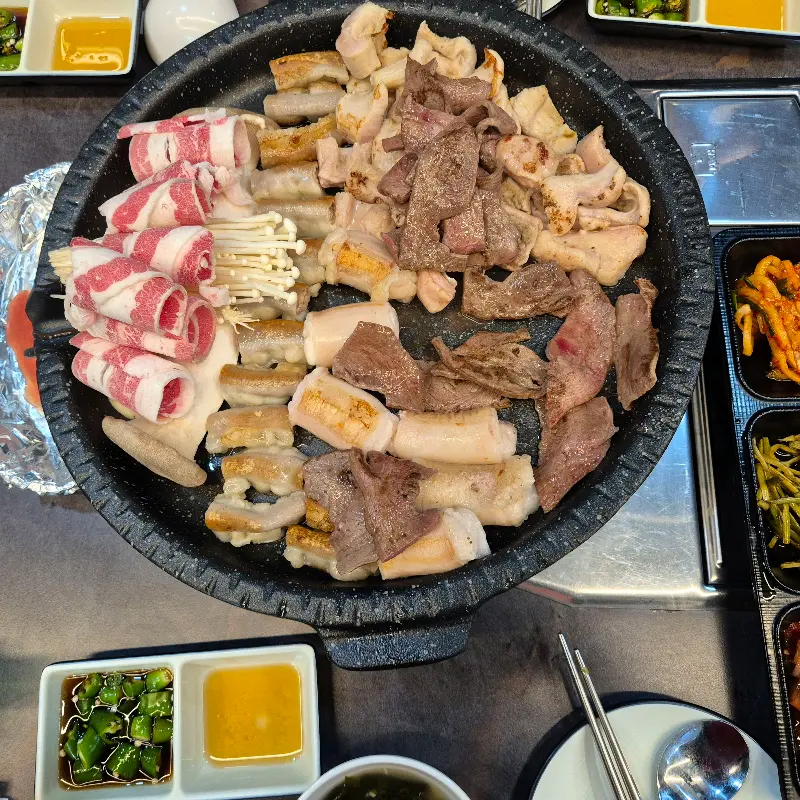 다양한 부위의 곱창 모듬 구이