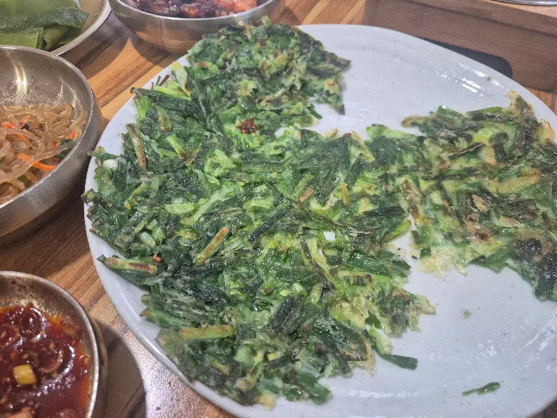 접시에 담긴 굴전