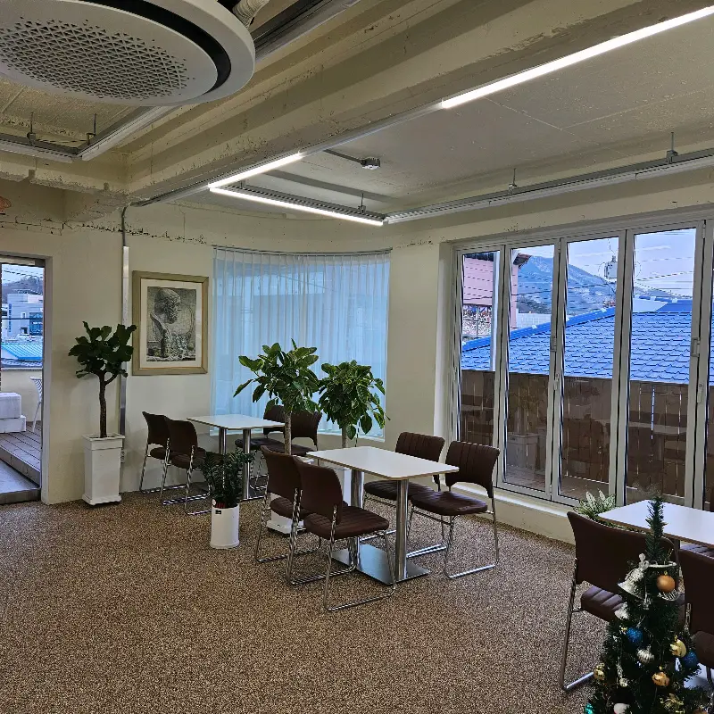 카페 내부 테이블