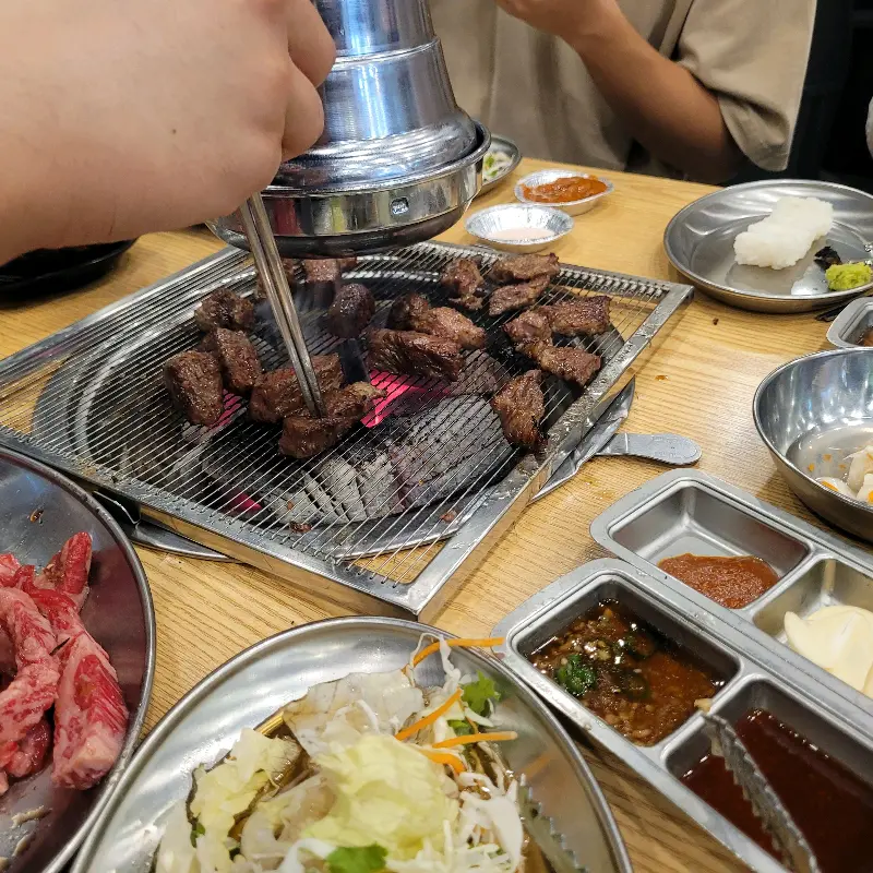 숯불에 구워진 소갈비살