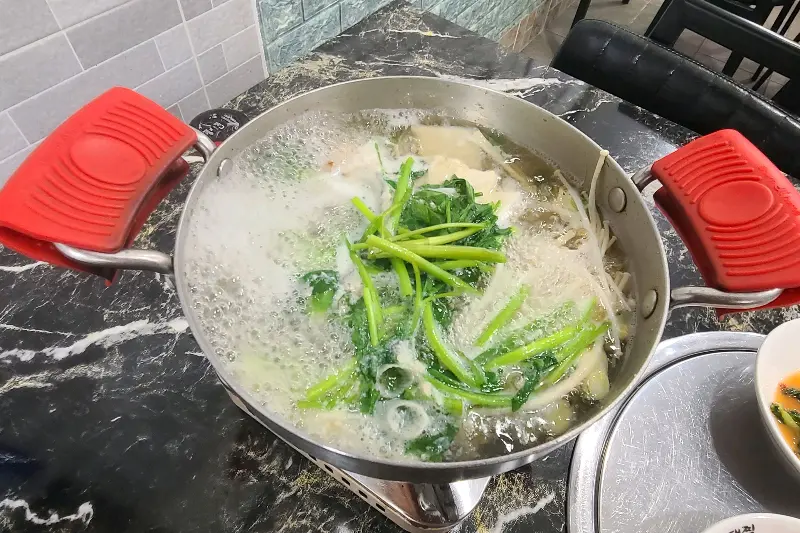 테이블에서 보글보글 끓고 있는 동태탕