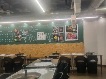 향긋한 미나리 향에 흠뻑 취하는, 서울대입구역 목구멍에서 만나는 인생 삼겹살 맛집