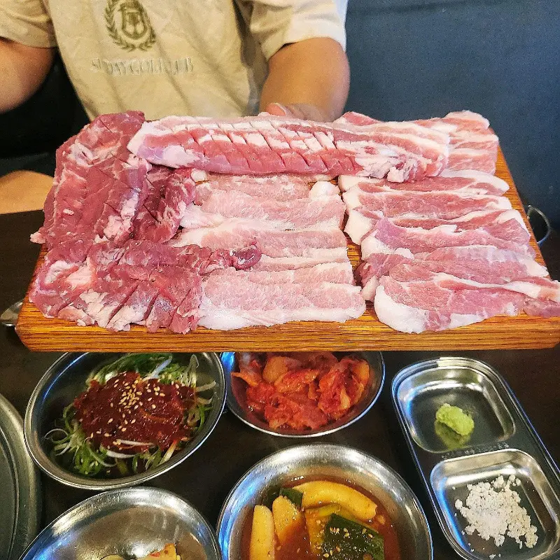 한상 가득 차려진 고기