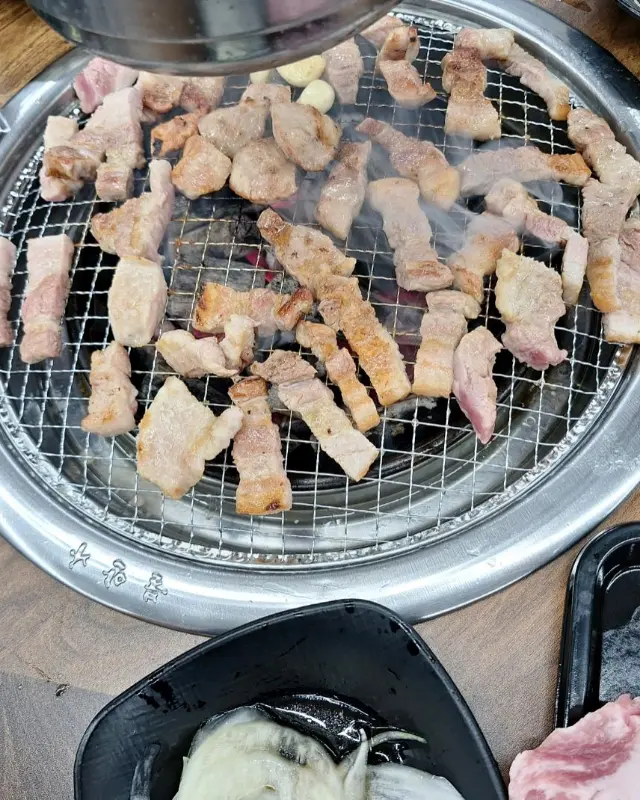 숯불 위에서 익어가는 돼지고기