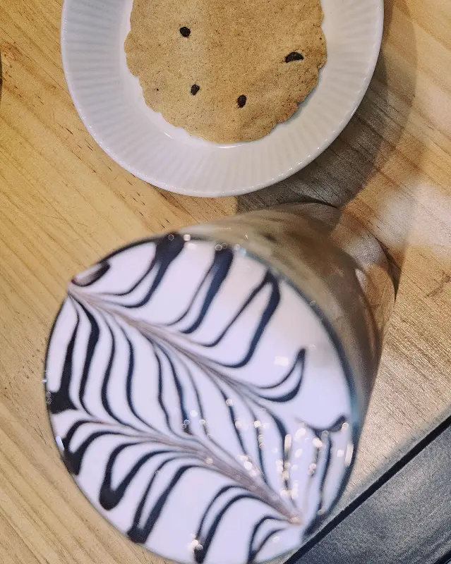 커피 위에 아름다운 라떼 아트가 그려져 있다.