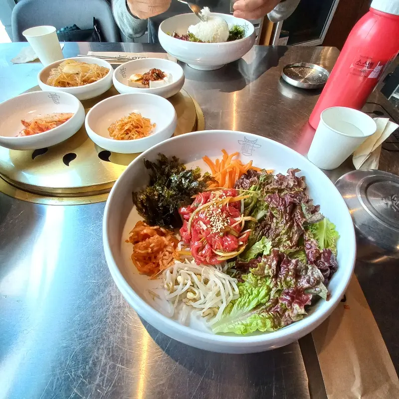 신선한 육회가 가득한 육회비빔밥