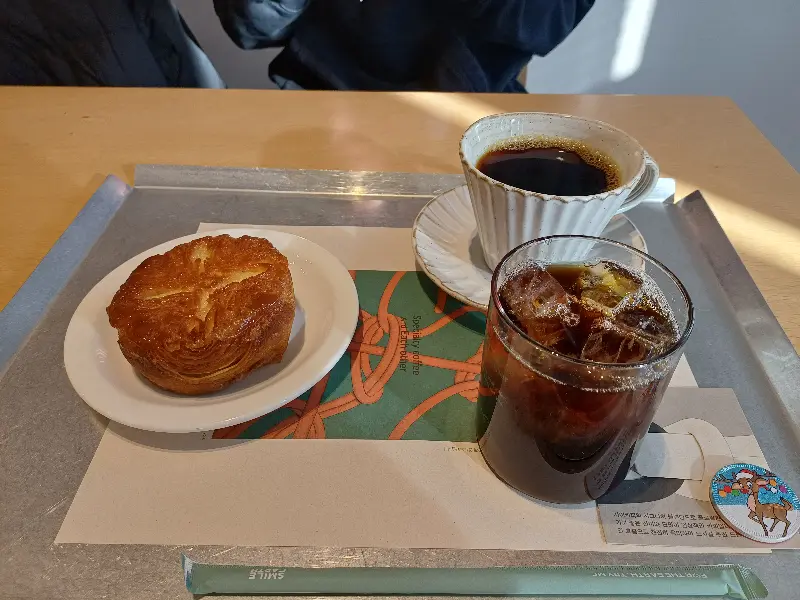 깔끔하게 차려진 커피와 모카번