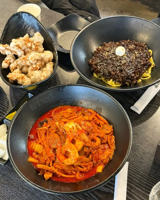 윤기가 좌르르 흐르는 유니짜장