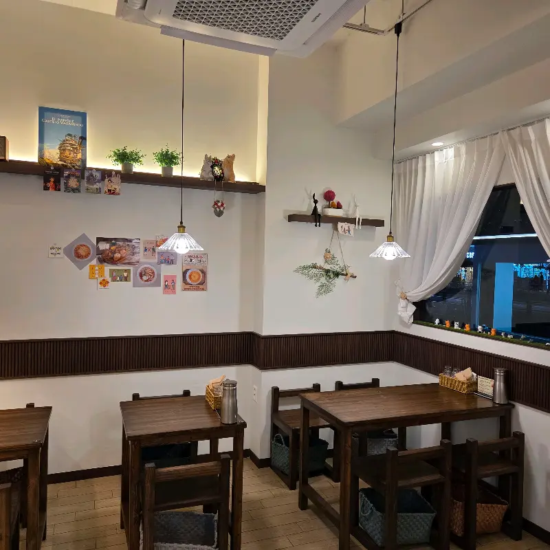 은은한 조명이 인상적인 내부