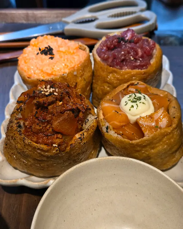 한 상 가득 차려진 유부초밥