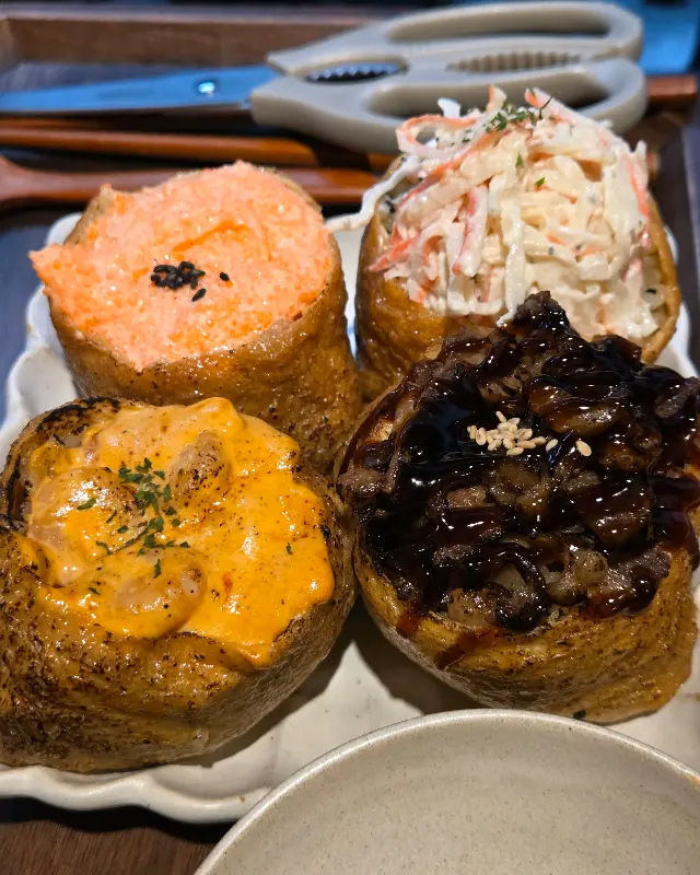 정갈하게 담긴 유부초밥