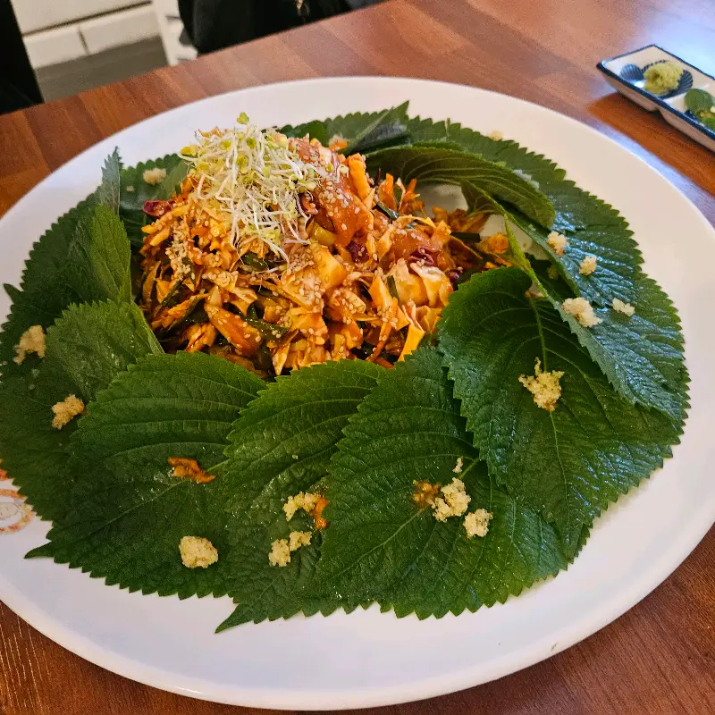 깻잎으로 둘러싸인 회무침의 클로즈업 샷