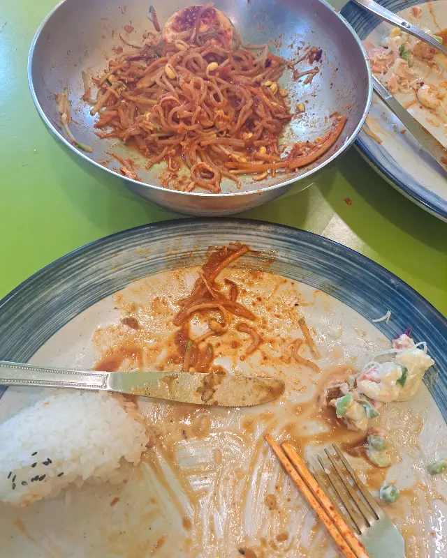 식사 후 깨끗하게 비워진 그릇