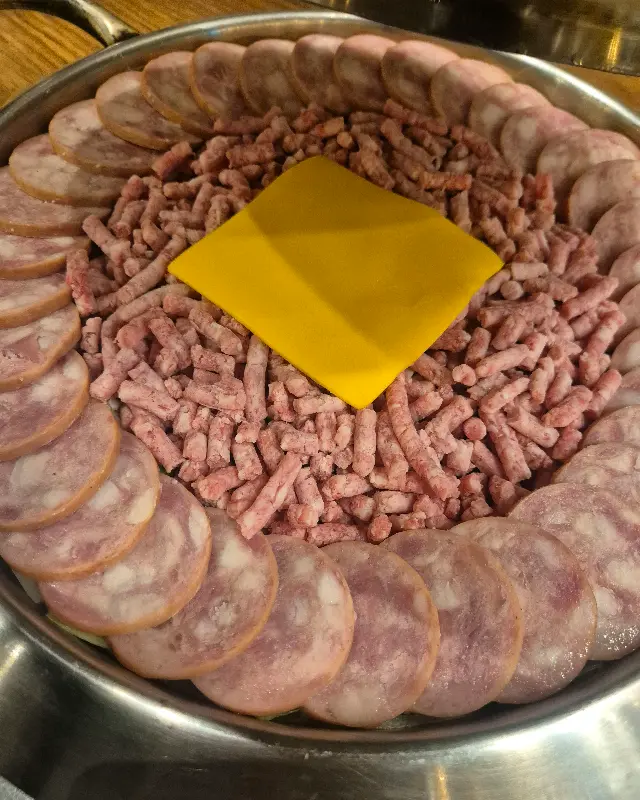 체다 치즈가 올려진 부대찌개