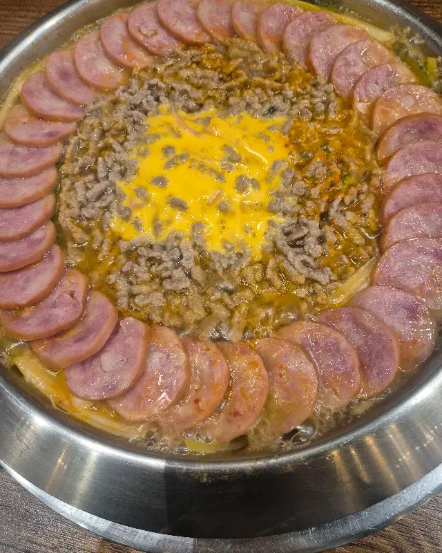 치즈 추가된 부대찌개