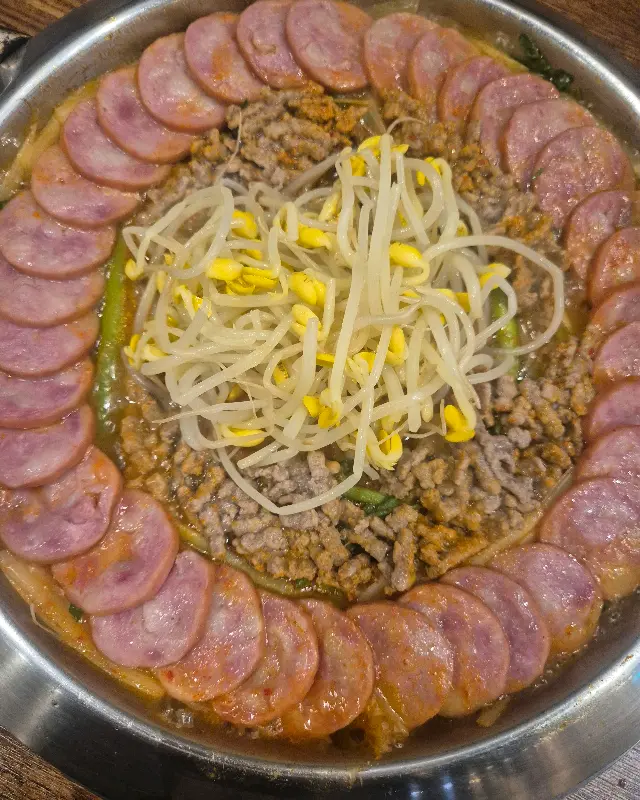 콩나물이 올려진 부대찌개