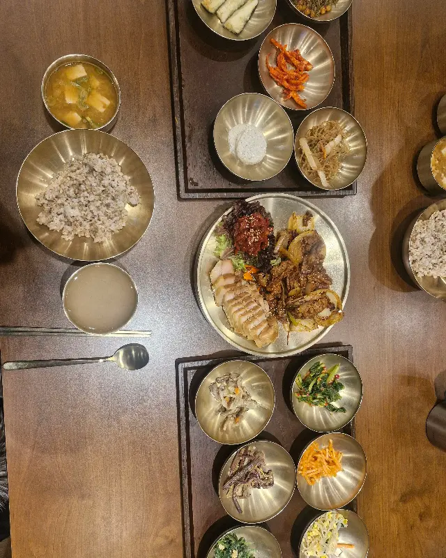 사월에 보리밥 한상차림