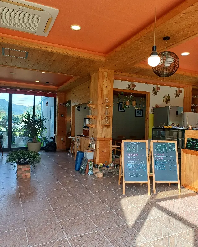 카페 내부 전경