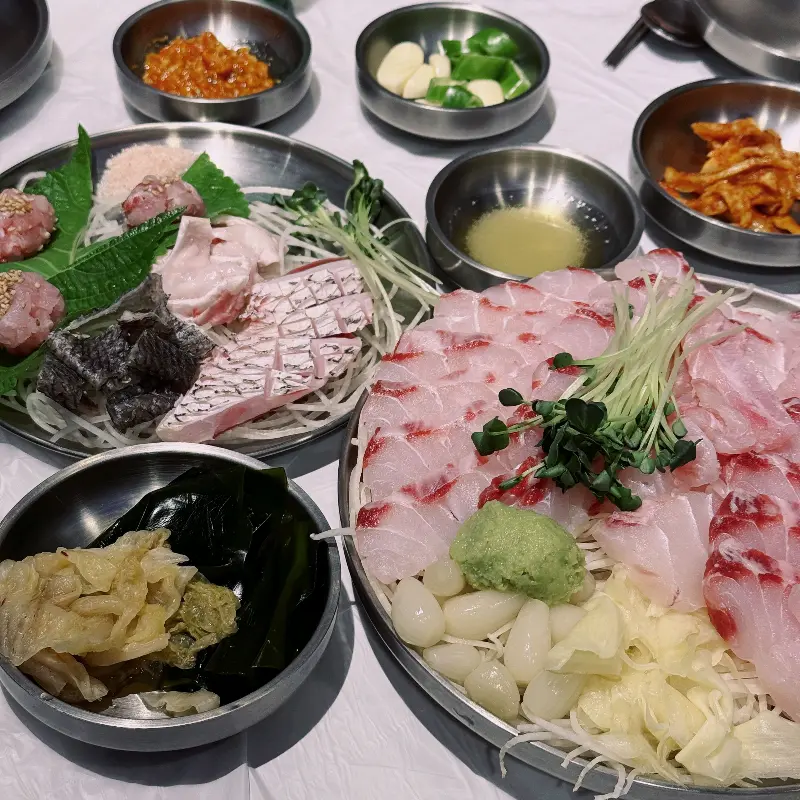 한상 가득 차려진 회